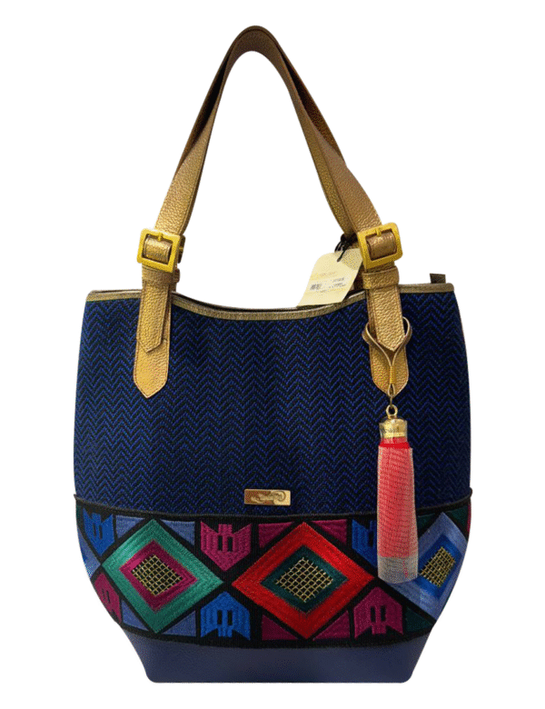 CARTERA MEDIANA TELAR FAJA BORDADA Y CUERO. COLECCION ROMBI